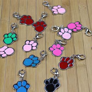 Roestvrij staal dog tags voetafdrukken.