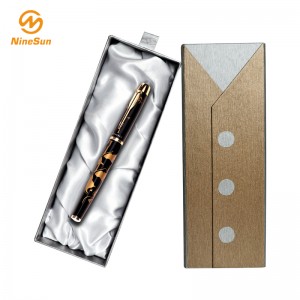 Gouden en zilveren pennenbakje