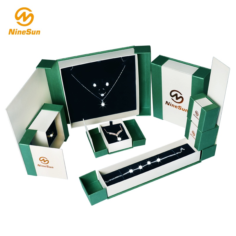 Goedkope prijs Custom Logo bedrukt witte kartonnen geschenk juwelendoos