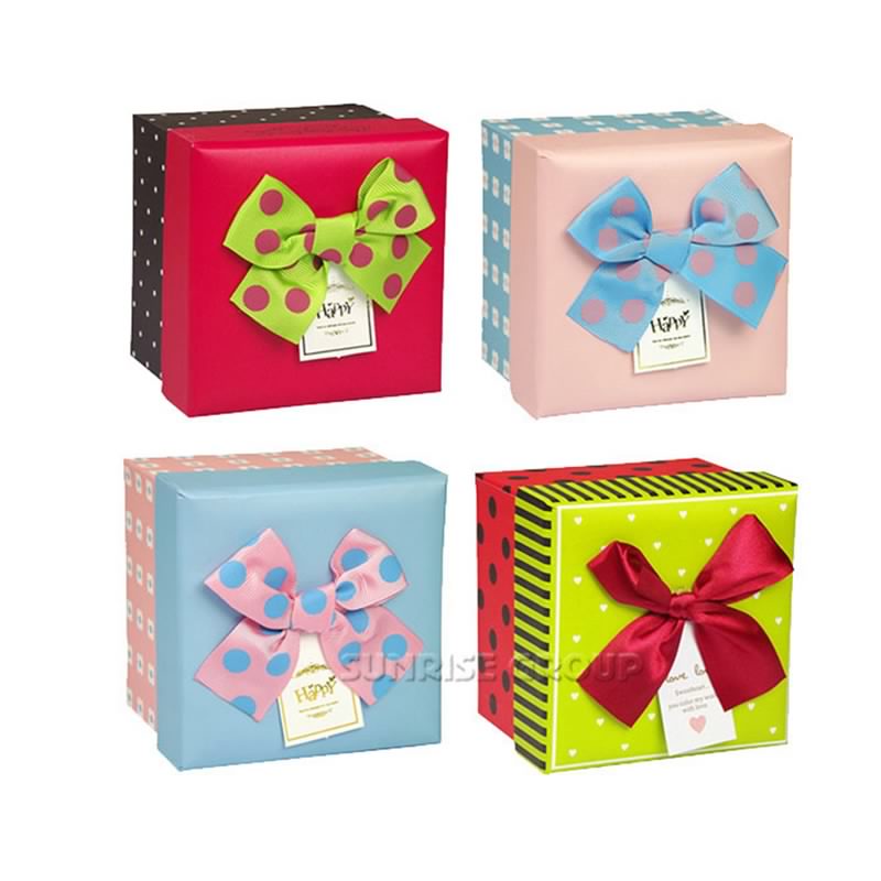 Kleine kubus kartonnen verpakkingen Geschenkverzameling Papieren doos