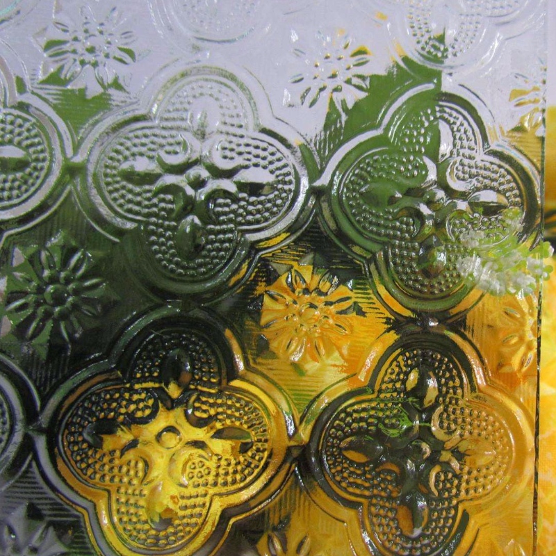 DUIDELIJK EN GEKLEURD GEGLATEN GLAS