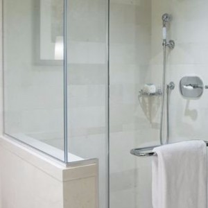 FRAMELESS TEMPERED GLASDEUR VOOR BADKAMER
