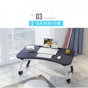 Klaptafel op computerbed