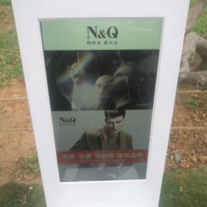 Advertentieoplossing voor buiten Smart Solar Bench met LED-verlichting