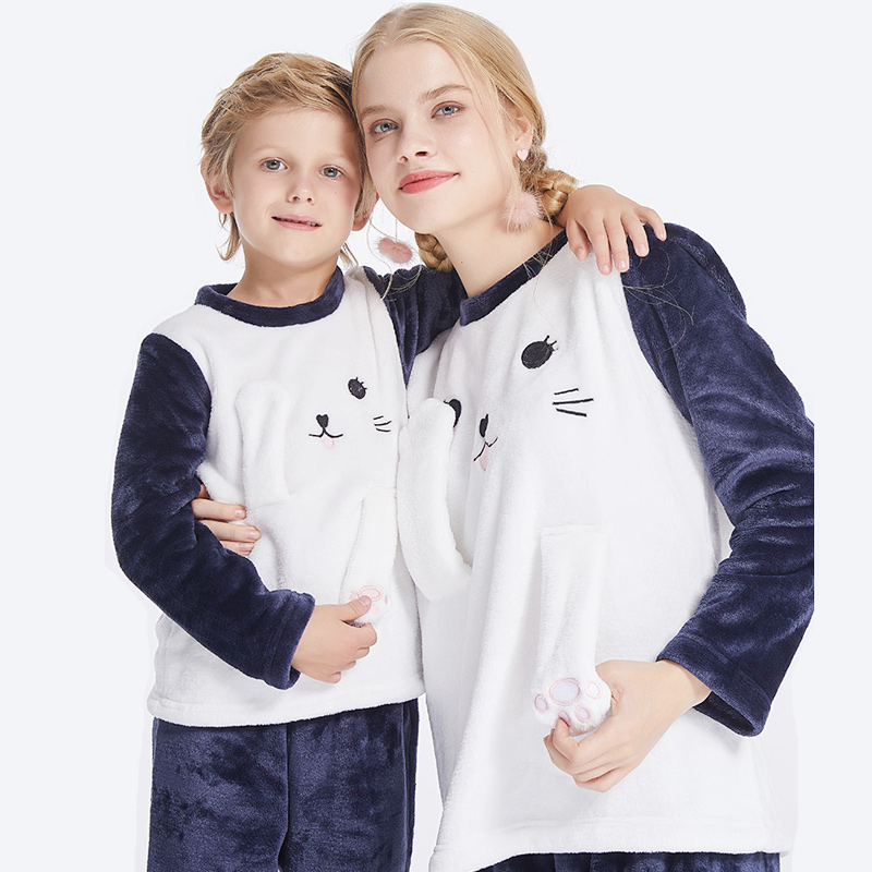 Familie bijpassende flanellen fleece borduurwerk pyjama set