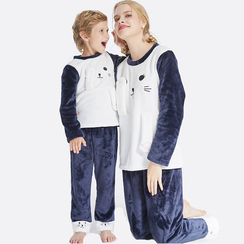 Familie bijpassende flanellen fleece borduurwerk pyjama set