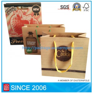 Bruine papieren zak van gerecycled materiaal met gestanst handvat