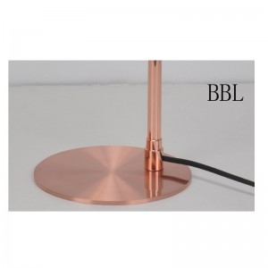 Tafellamp met metalen kap en verstelfunctie