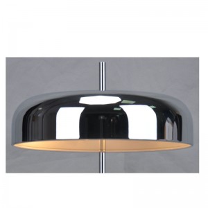 Tafellamp met metalen kap en platte voet