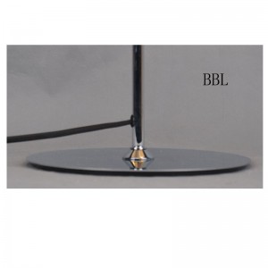 Tafellamp met metalen kap en platte voet