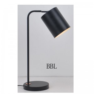 Tafellamp met metalen kap en schaduwfunctie aanpassen