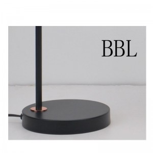 Tafellamp met metalen kap en schaduwfunctie aanpassen