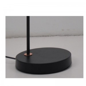 Staande lamp met metalen kap en schaduwfunctie aanpassen