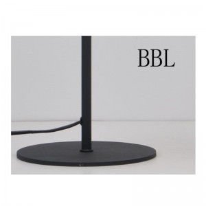 Tafellamp met metalen kap en schaduwfunctie aanpassen, vlakke voet