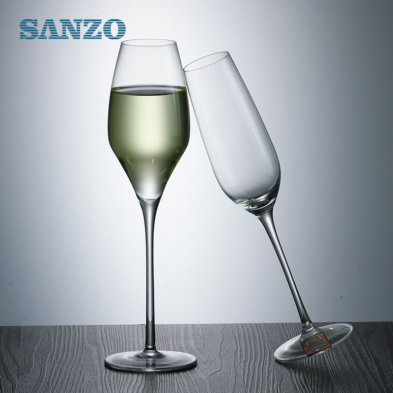 Champagneglazen met champagne van SANZO-merk Champagne Flutes Glas Pure champagnefluit