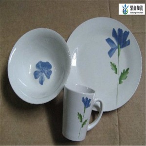 serviesgoed - 12-delig porseleinen dinerset met gesneden embleem