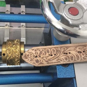 rollende embossingmachine met lederen riemrol
