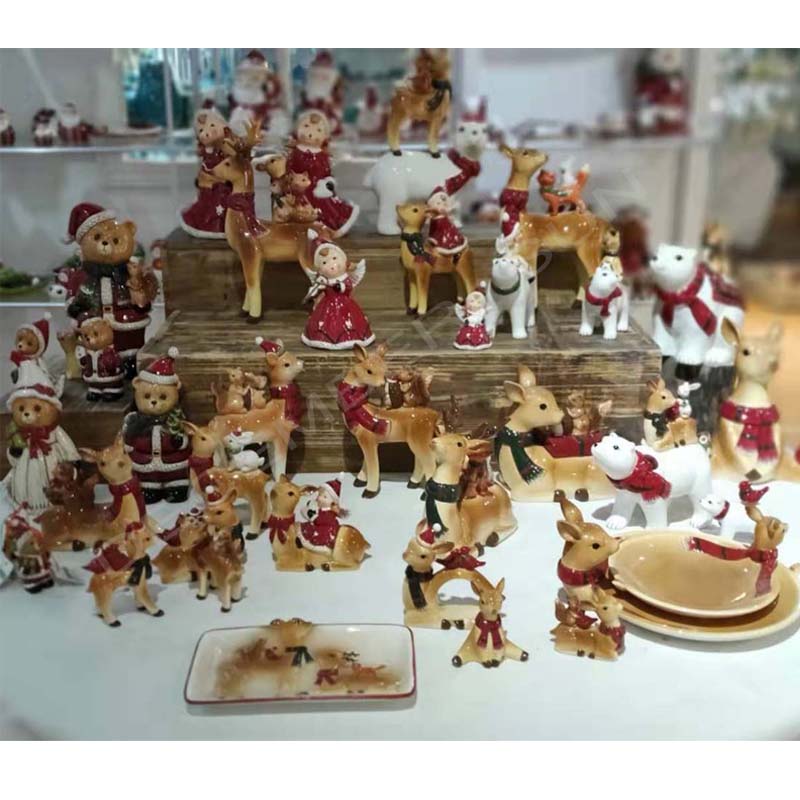 Groot assortiment keramische handgeschilderde stukken voor kerstdecoraties