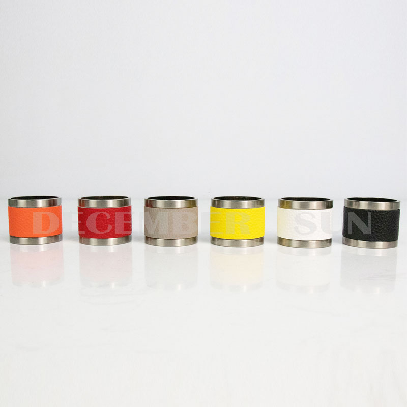 Mooie servetring van metaal en leer