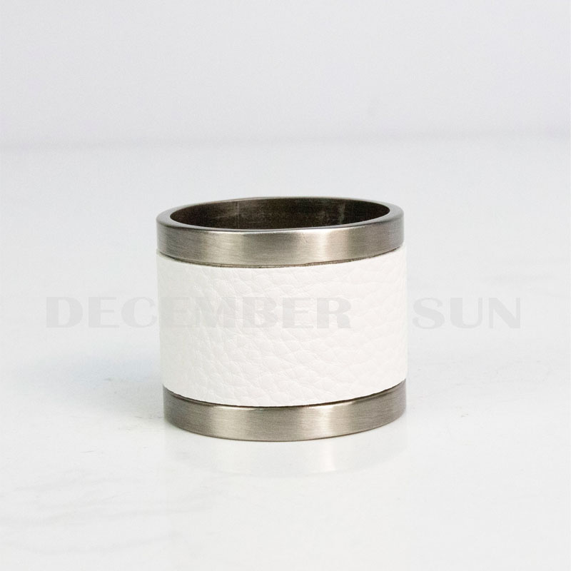 Mooie servetring van metaal en leer