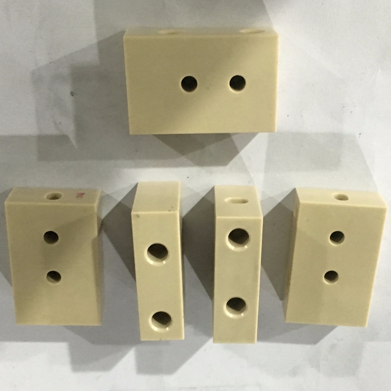 CNC freesdeel / Peek materiaal / klein onderdeel met nauwe tolerantie