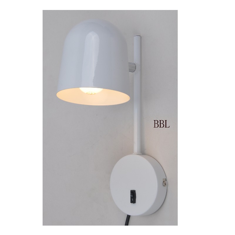 Wandlamp met draaibare metalen kap