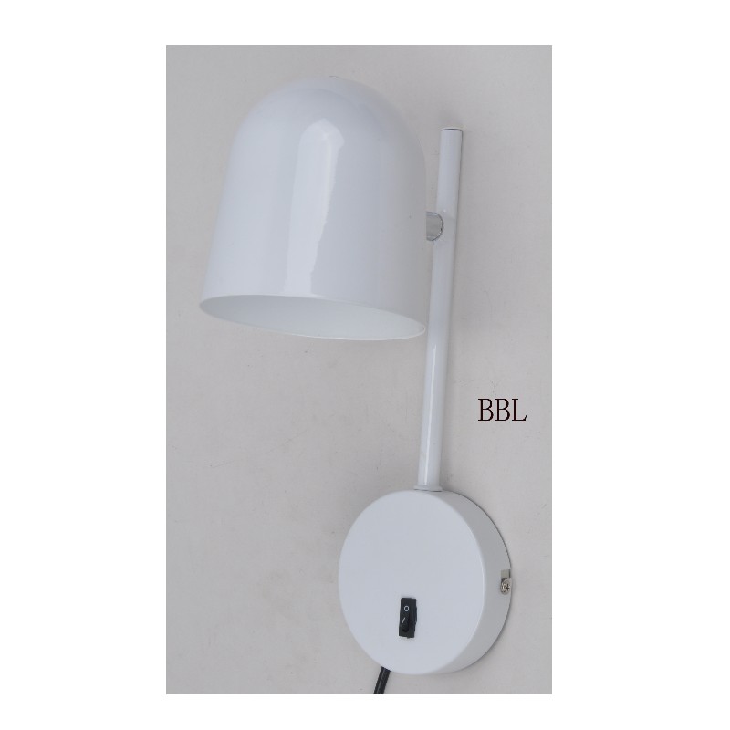 Wandlamp met draaibare metalen kap