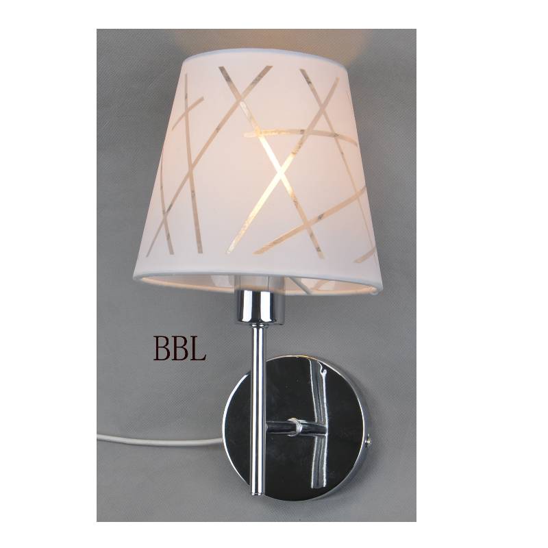 Een wandlamp met een textielschaduw