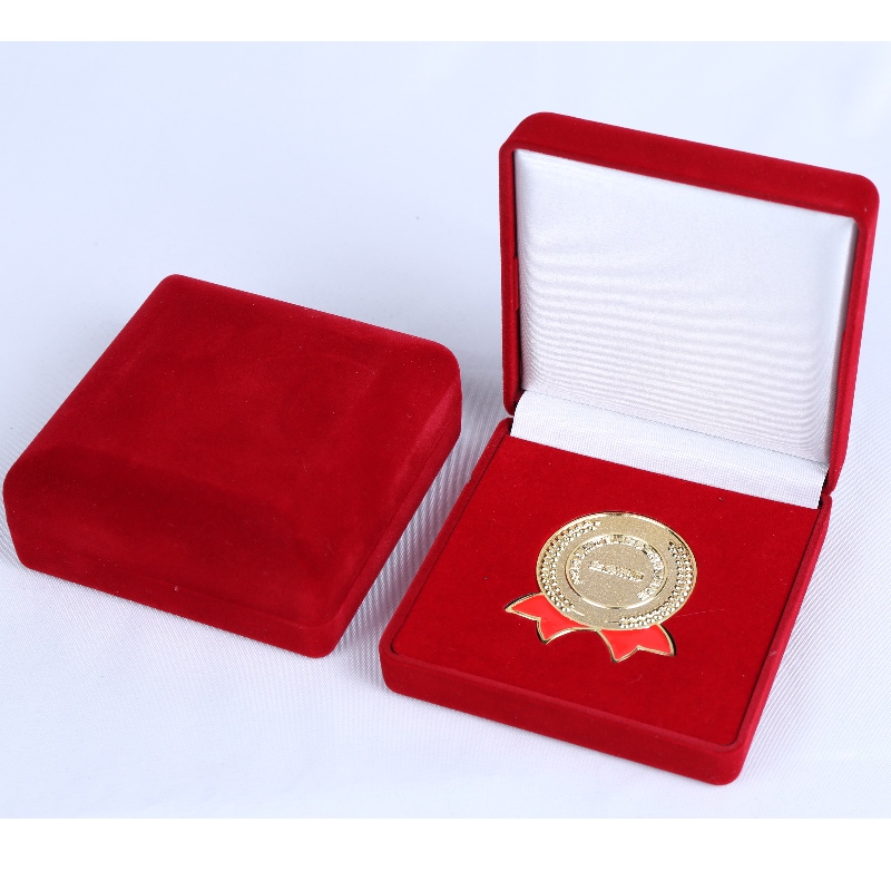 Artikel D-33 fluwelen doos met ronde vorm voor medaille, munt en insigne, mm. 90 * 90 * 39 mm, weegt ongeveer 78 g