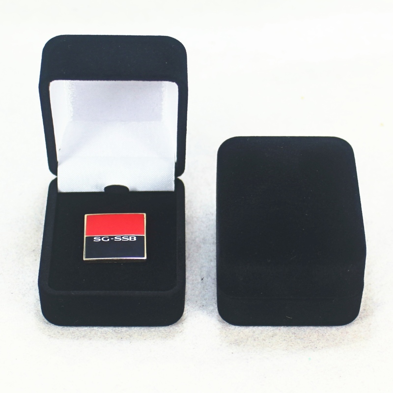 Artikel F-20 ronde vorm fluwelen doos voor ring, badge of munt, mm. 45 * 55 * 38, weegt ongeveer 32 g