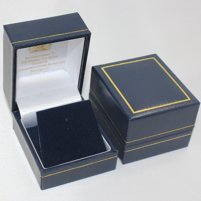 Item V-07 vierkante plastic doos bedekt met Leatherette Paper voor diameter 25-30 mm munt, badge, ring enz. mm.46*53*38, gewichten over 40g