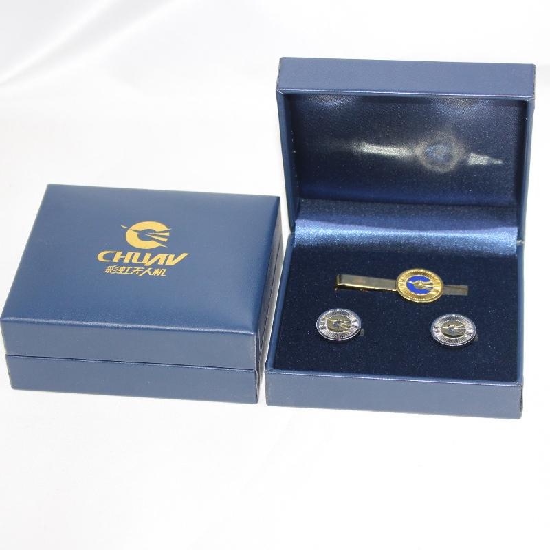 Artikel V-09 rechthoek Kunstleer Kartonnen doos voor munten van 50-60 mm, manchetknopen, dasspeld, badge, enz. Mm. 98 * 84 * 38, weegt ongeveer 105 g