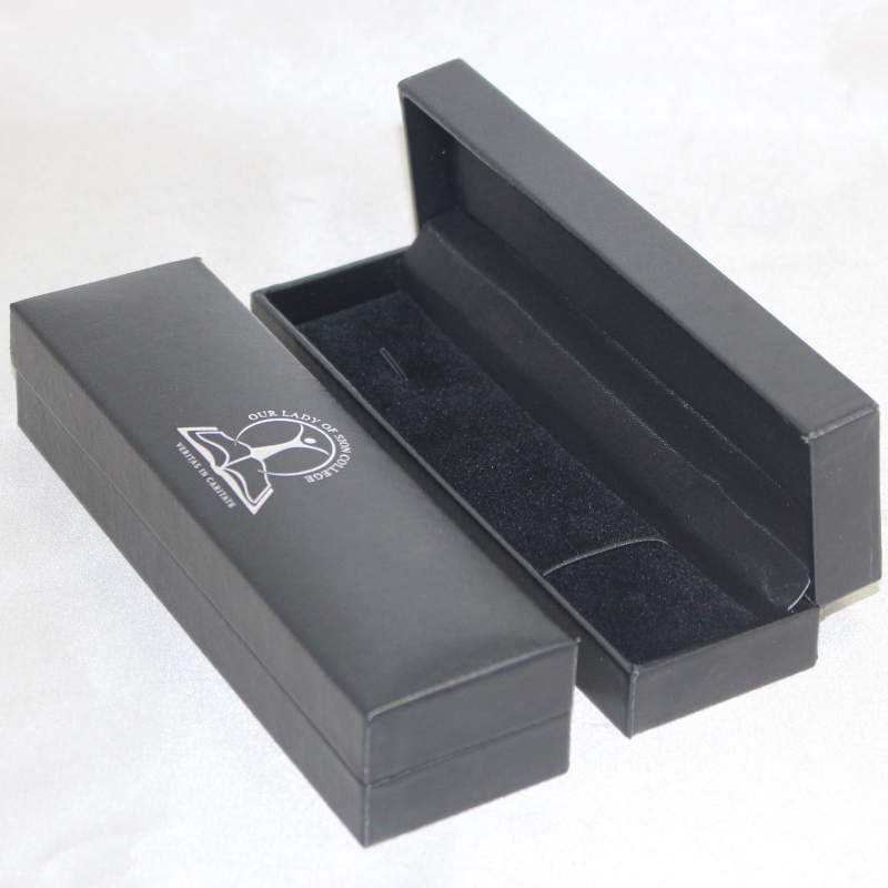 Item V-12 rechthoekige Leatherette Paper box voor 130*20mm meerdere badges, pennen &m ketting, enz. mm.155*45*36, gewicht over 90g