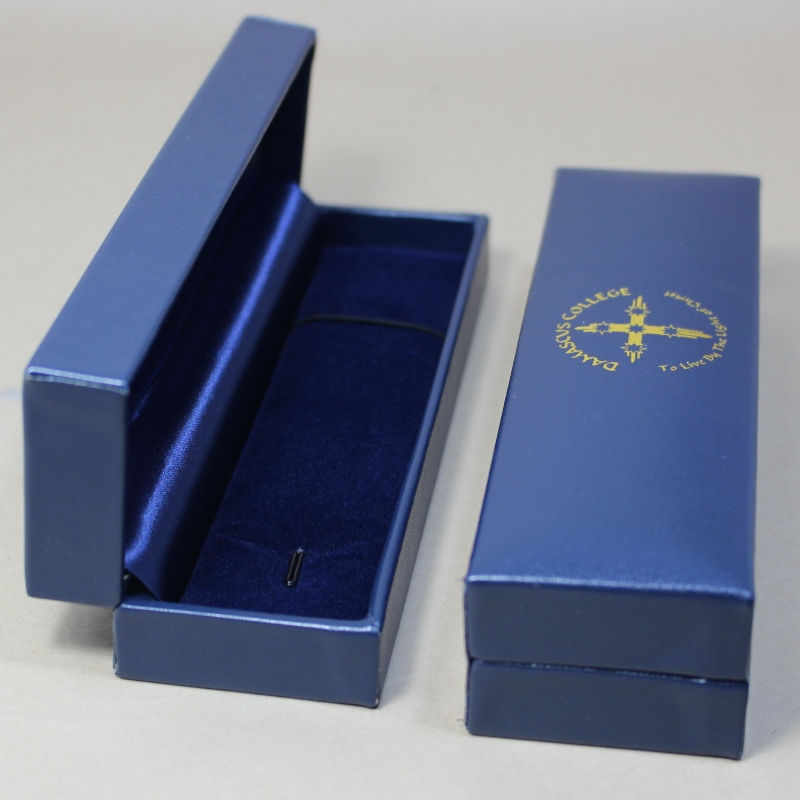 Item V-12 rechthoekige Leatherette Paper box voor 130*20mm meerdere badges, pennen &m ketting, enz. mm.155*45*36, gewicht over 90g