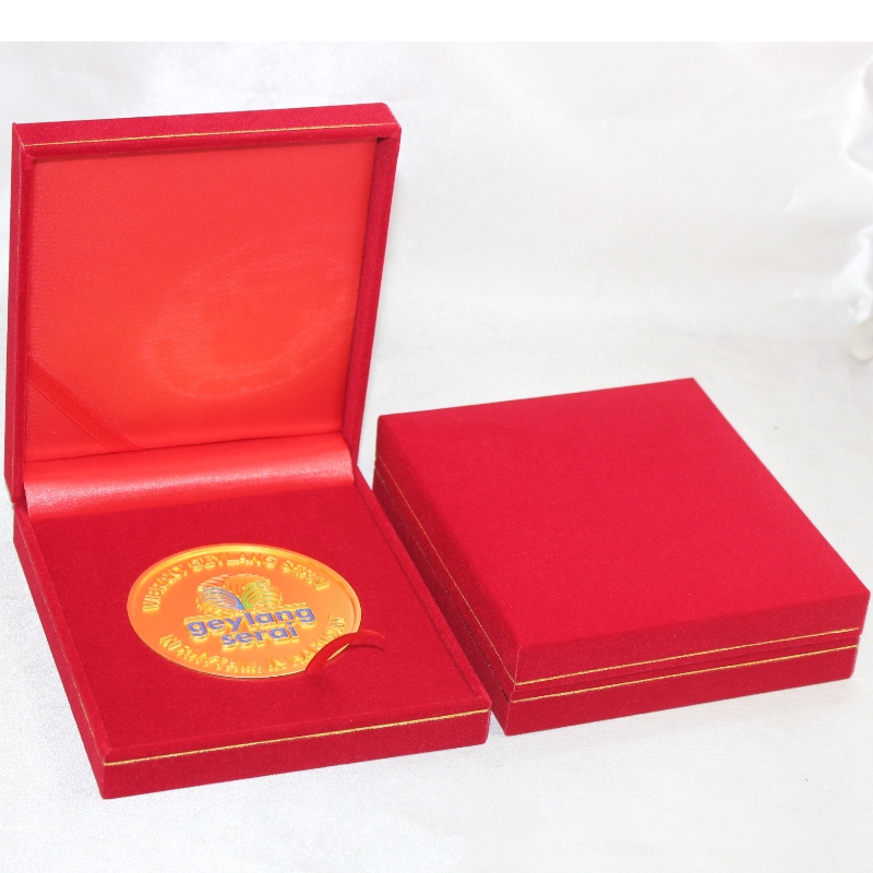 Artikel V-19 vierkante PU-lederen doos voor munten van 90 * 90 mm, medaille en badge, enz. Mm. 110 * 125 * 33, weegt ongeveer 140 g