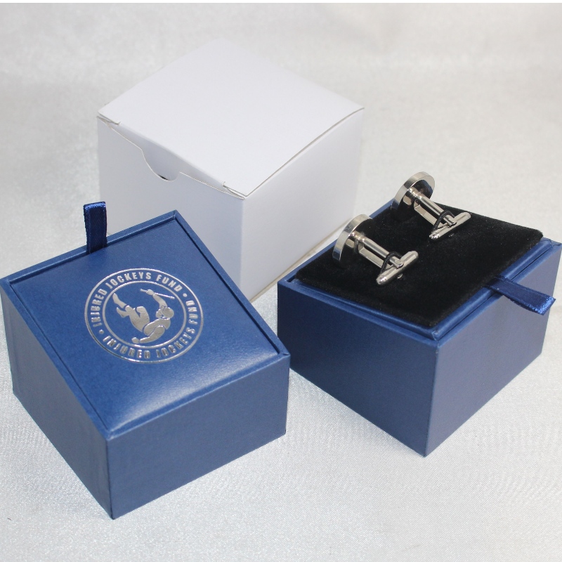 Artikel V-20X vierkant PU lederen doosje voor paar dasspelden of paar manchetknopen, etc. mm. 64 * 64 * 50, weegt ongeveer 64 g