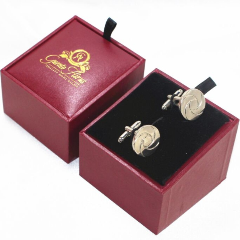 Artikel V-20X vierkant PU lederen doosje voor paar dasspelden of paar manchetknopen, etc. mm. 64 * 64 * 50, weegt ongeveer 64 g