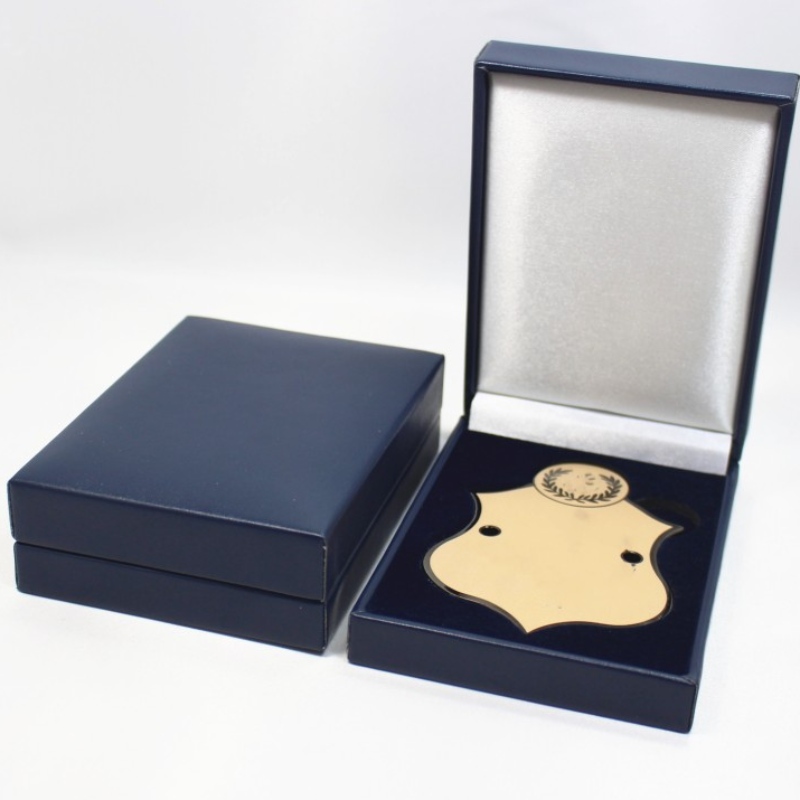 Artikel V-17L vierkante PU lederen box voor 65 * 90 mm medaille, badge, munt etc. mm. 80 * 110 * 34, weegt ongeveer 90 g