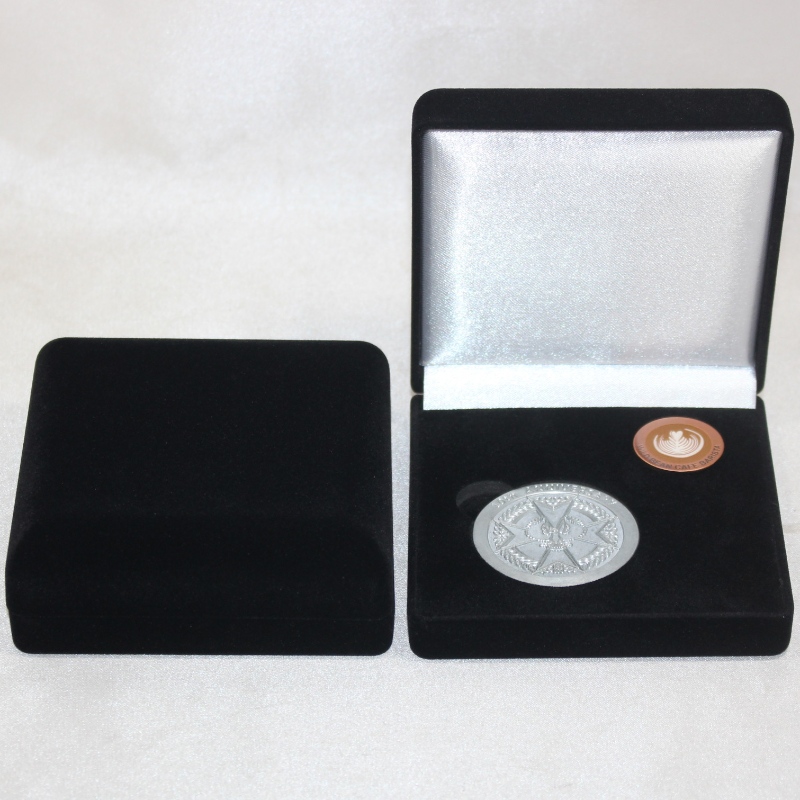 Artikel D-33L ronde vorm fluwelen doos voor munt, medaille en insigne, mm. 100 * 100 * 39 mm, weegt ongeveer 96 g