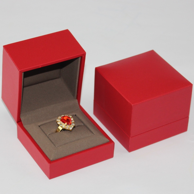 prachtige sieraden verpakking op maat van hoge kwaliteit rode sieraden ring doos met spons schuim, de grootte is 68 * 68 * 56 mm