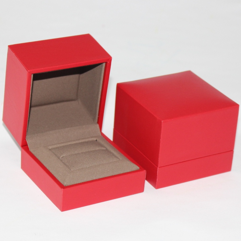 prachtige sieraden verpakking op maat van hoge kwaliteit rode sieraden ring doos met spons schuim, de grootte is 68 * 68 * 56 mm