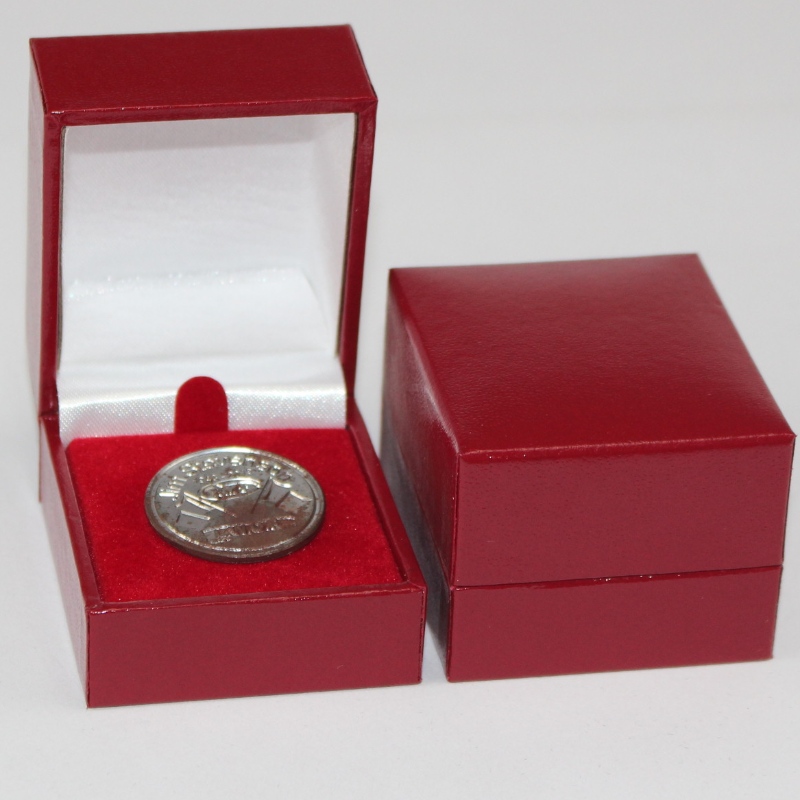 Item V-07 vierkante plastic doos bedekt met Leatherette Paper voor diameter 25-30 mm munt, badge, ring enz. mm.46*53*38, gewichten over 40g