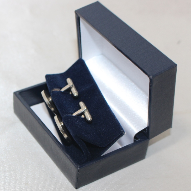 Artikel VK-1 rechthoekige plastic doos bedekt met kunstleerpapier voor 58 * 20 mm dasspeld, sleutelhanger, manchetknopen, badge, enz. Mm. 75 * 50 * 38, weegt ongeveer 56 g