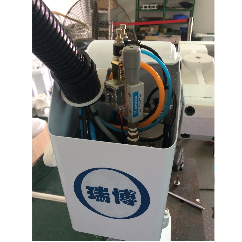 Chinese injectierobot met hellende arm is uitgerust met een Engelse en Chinese conversatie-interface. De aandrijving is voorzien van led-verlichting