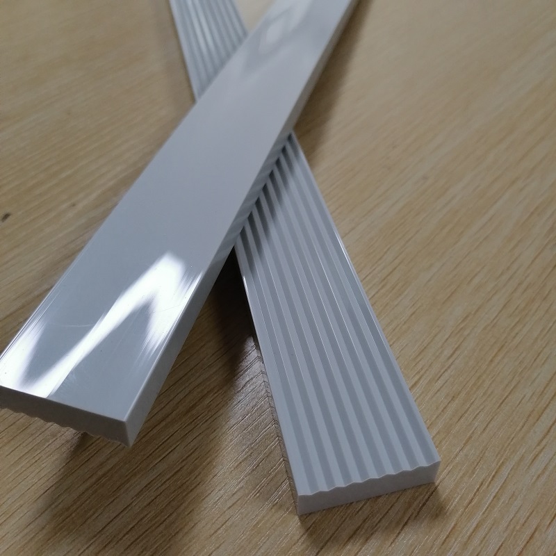 Op maat gemaakte kunststof profielen met glanzende oppervlaktebehandeling PVC extrusieprofiel platte strip