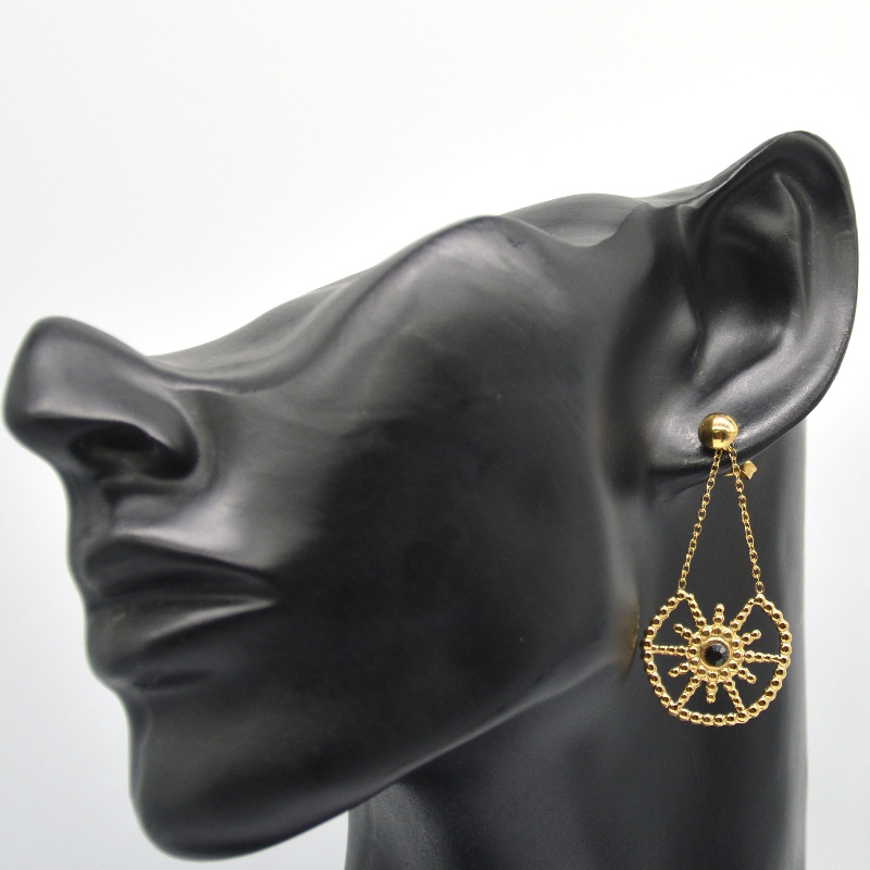 Roestvrijstalen gouden vrouwelijke modellen met bloemhangers, oorknopjes ontwerp, charmant werk voor jonge vrouwen. China Ruifanbao Sieradenfabriek