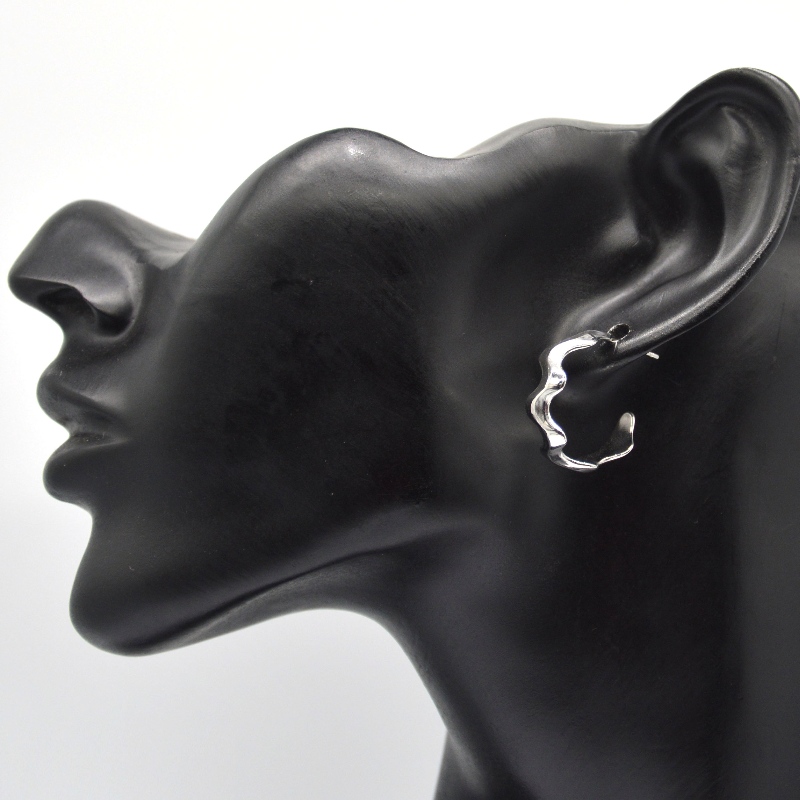 C-vormige water-rimpeloorbellen, damesmode en elegante oorbellen, eenvoudige, elegante, casual en veelzijdige zilveren oorbellen. China Ruifanbao sieraden verwerkingsfabriek