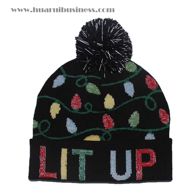 acryl gebreide beanie, acryl brei hoed, tuque, wintermuts, geboeid muts, muts met manchet, met jacquard van bladeren en brieven, met pom pom decor, in pom pom en jacquard met reflecterend effect