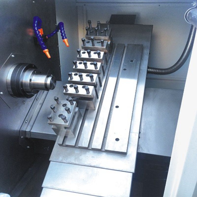 Ongelooflijke CNC-draaibankmachine in de fabriek Perfect CNC-werkproces