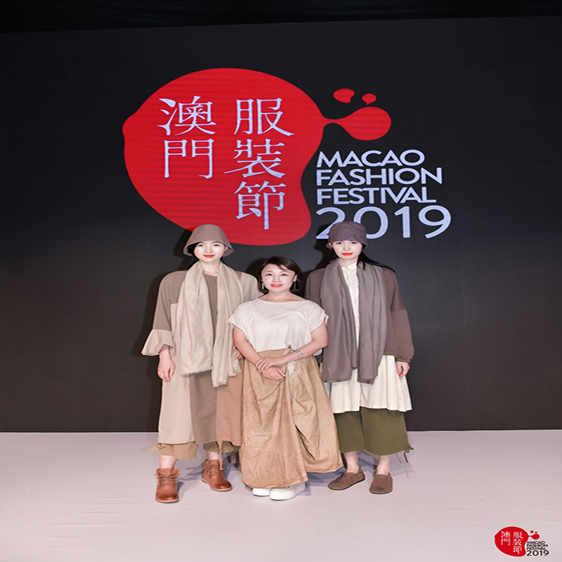 Retro en elegante, controle blouses, plaidbroek, plaidrok, plaid-elementen zijnnooit vettig om te dragen.